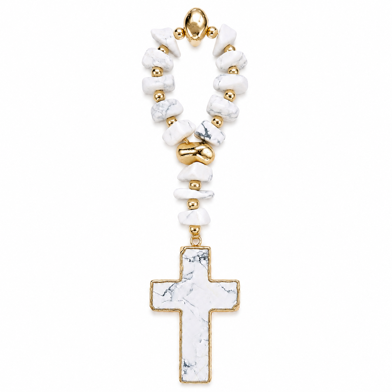 Mini Terço Decorativo em Howlita com Cruz de Pedra e Detalhes Dourados – 20 cm