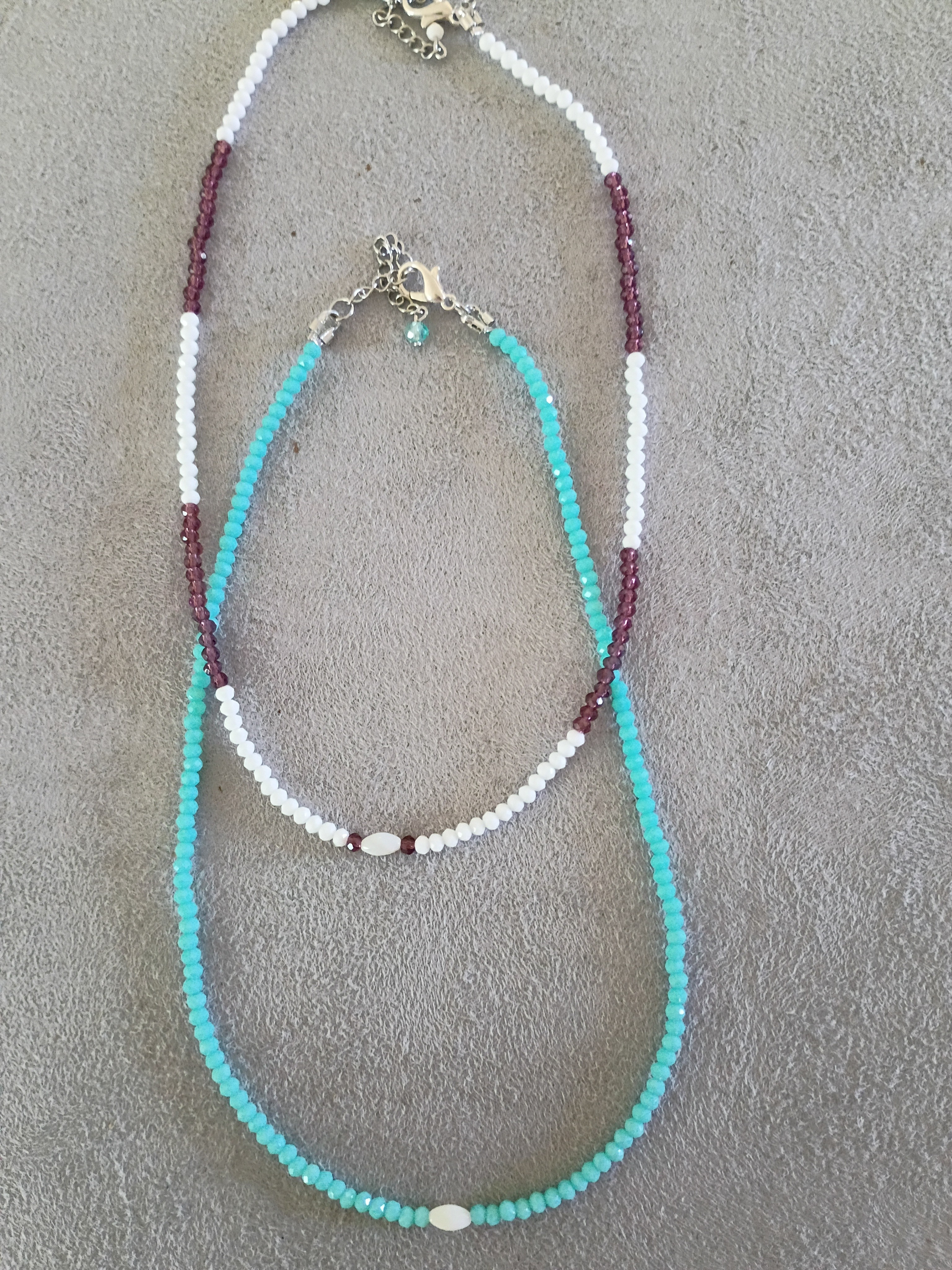 Chokers com cristais de vidro