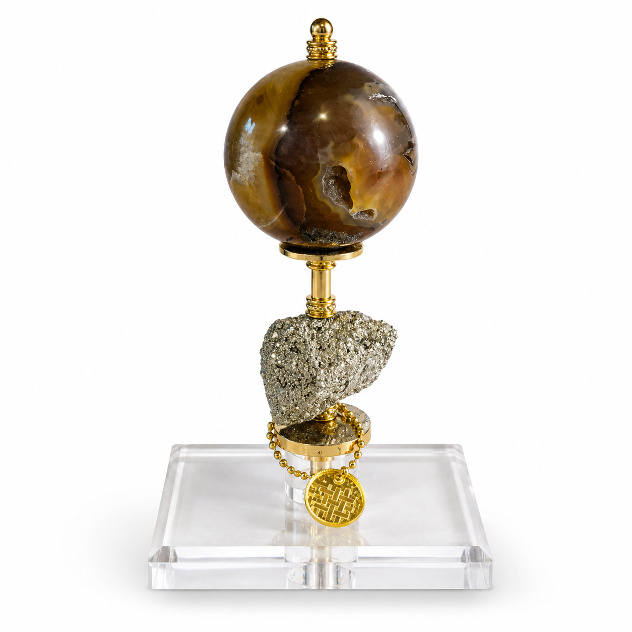 Escultura Decorativa com Esfera de Ágata Natural Marrom e Caramelo, Pedra Pirita, Base em Acrílico Transparente e Acabamentos Dourados – 18 cm