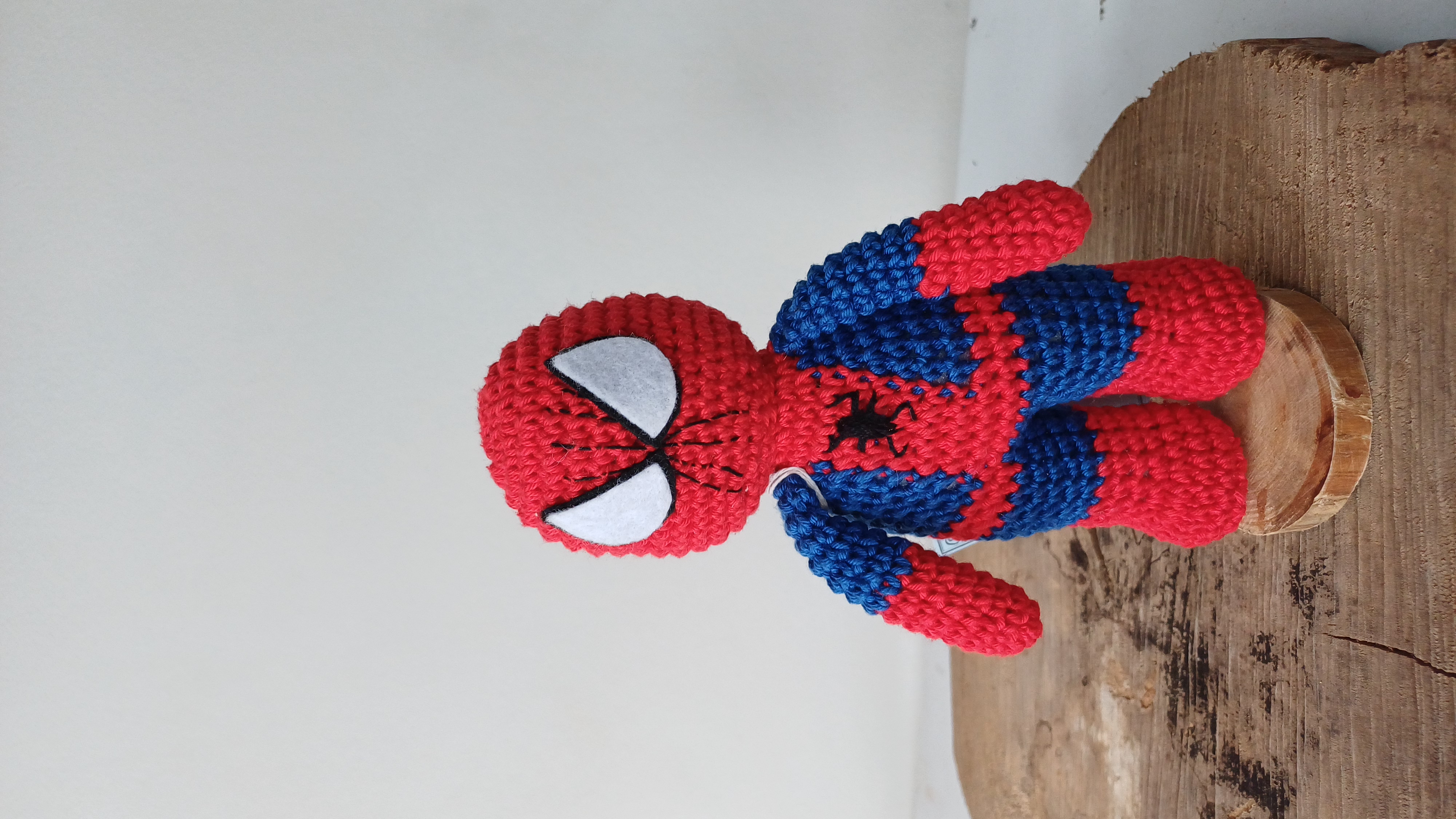 Homem Aranha em Amigurumi com suporte