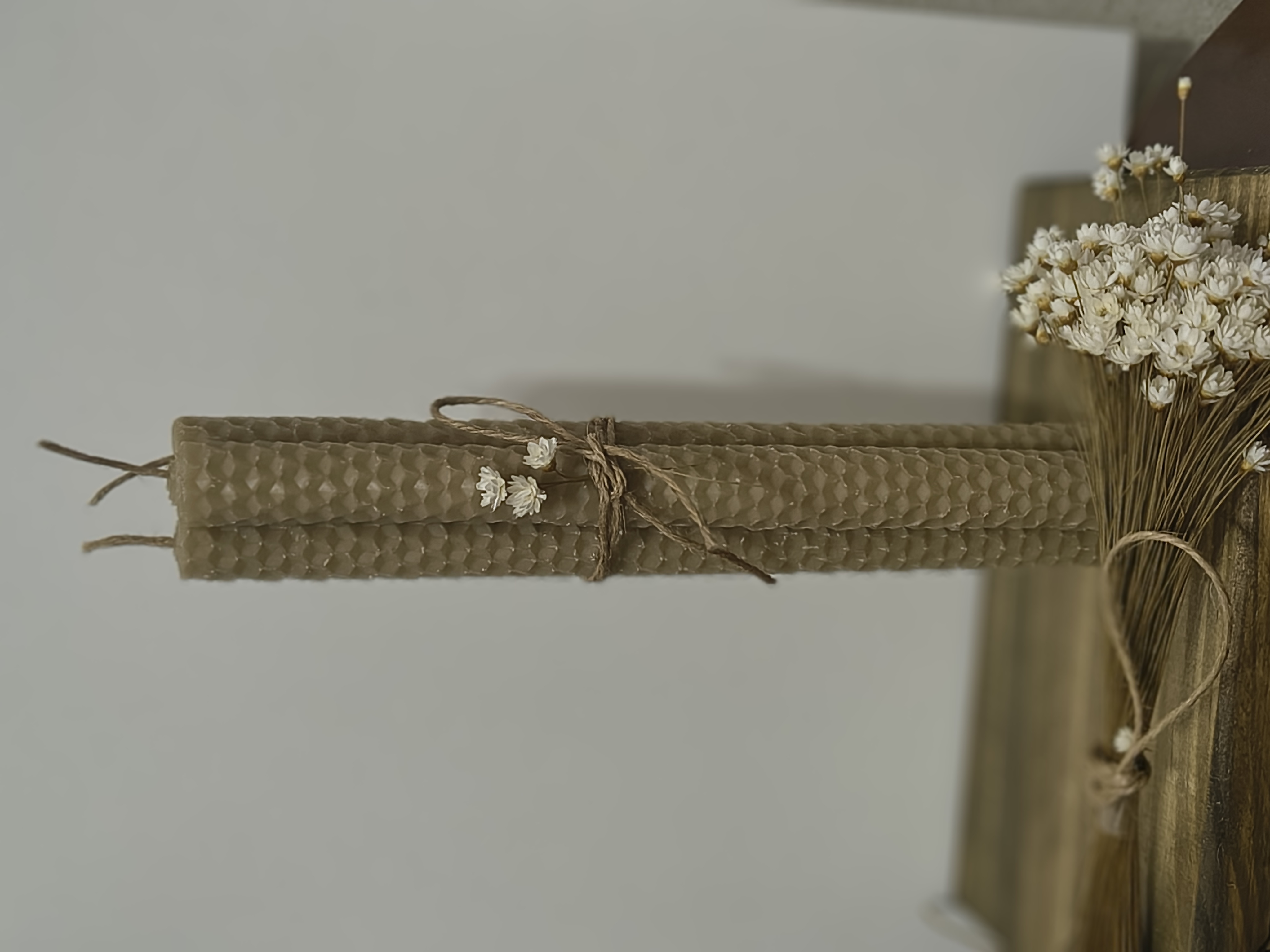 Três velas de cera de abelha alveolada